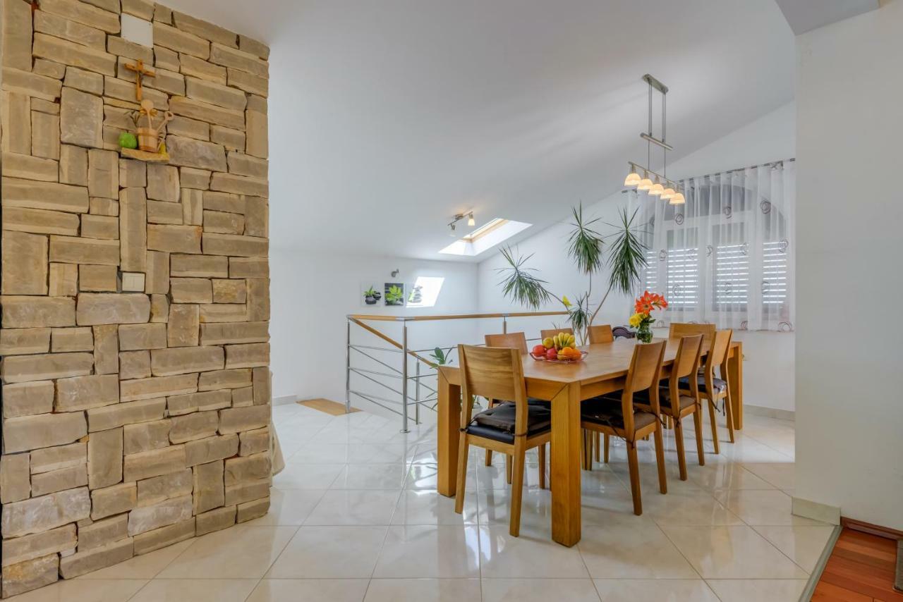 Holiday Home Marincello Solin Bagian luar foto