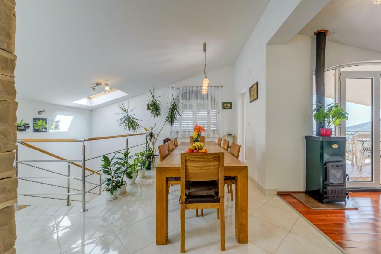Holiday Home Marincello Solin Bagian luar foto
